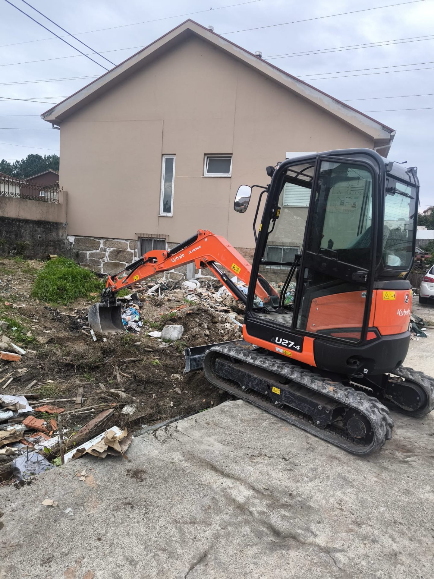 Escavadora Kubota em obra de demolição
